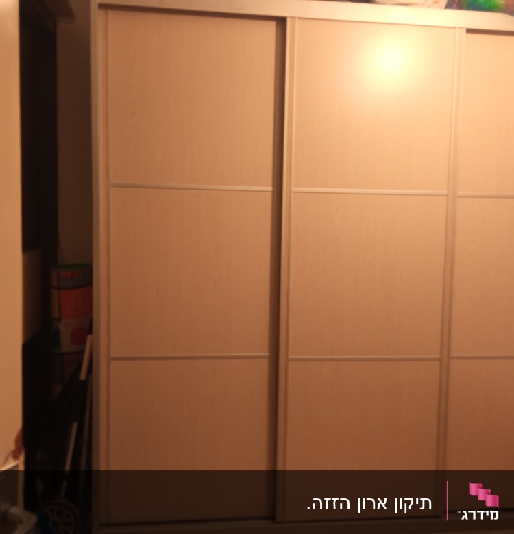 ארון עץ עם דלתות הזזה בחדר